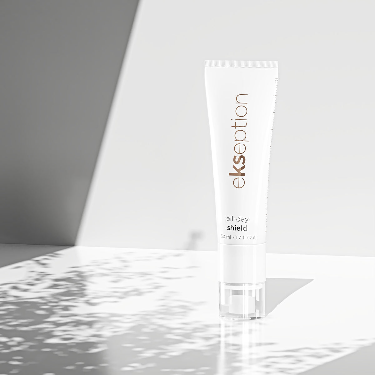 All Day Shield SPF50+ ekseption Anwendungsbild – leichte Textur ohne weissen Film
