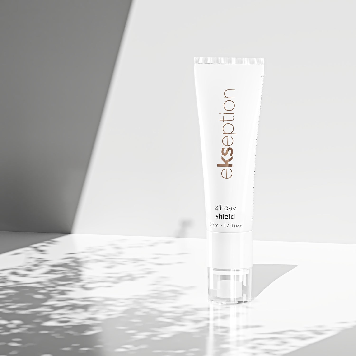 All Day Shield SPF50+ ekseption Anwendungsbild – leichte Textur ohne weissen Film
