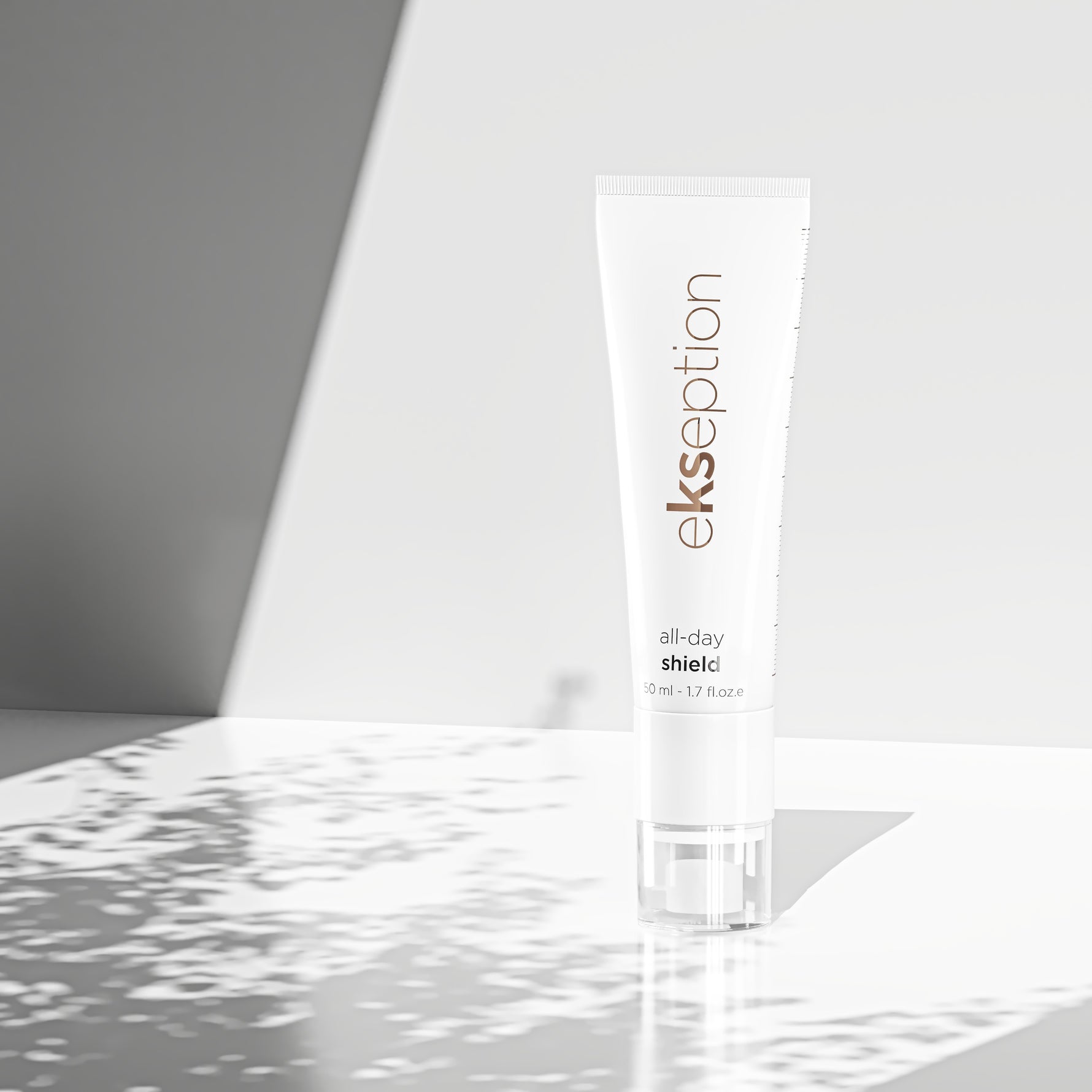 All Day Shield SPF50+ ekseption Anwendungsbild – leichte Textur ohne weissen Film

